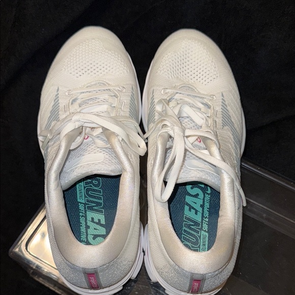 Nike White Athletic Shoes with Breathable Mesh and Sleek Design - Picture 8 of 14